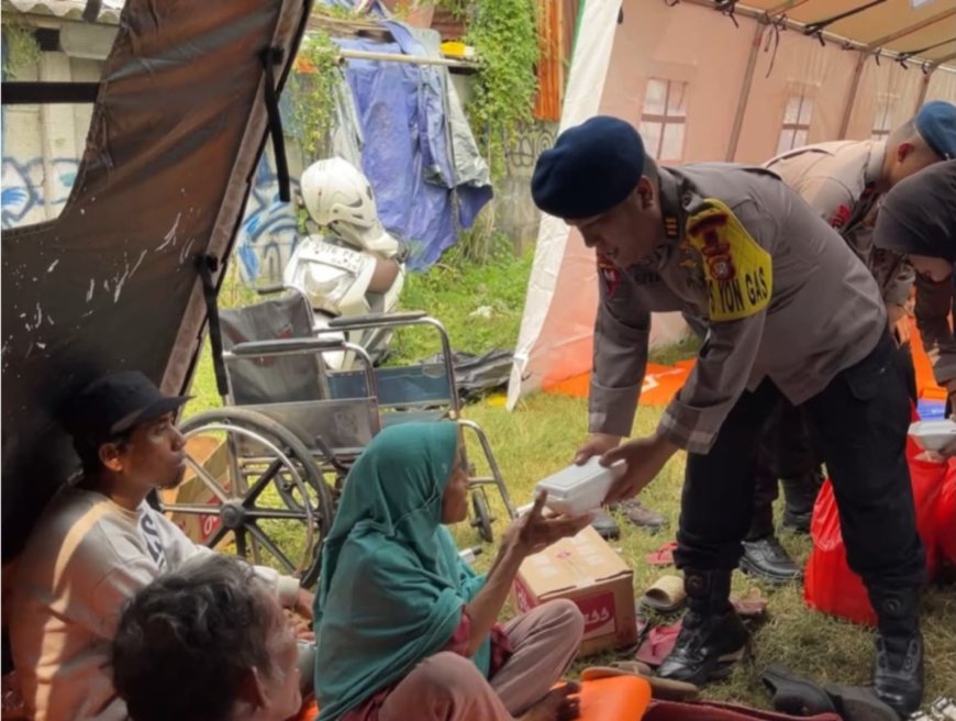 Randurlap Brimob Beroperasi Layani Kebutuhan Korban Kebakaran