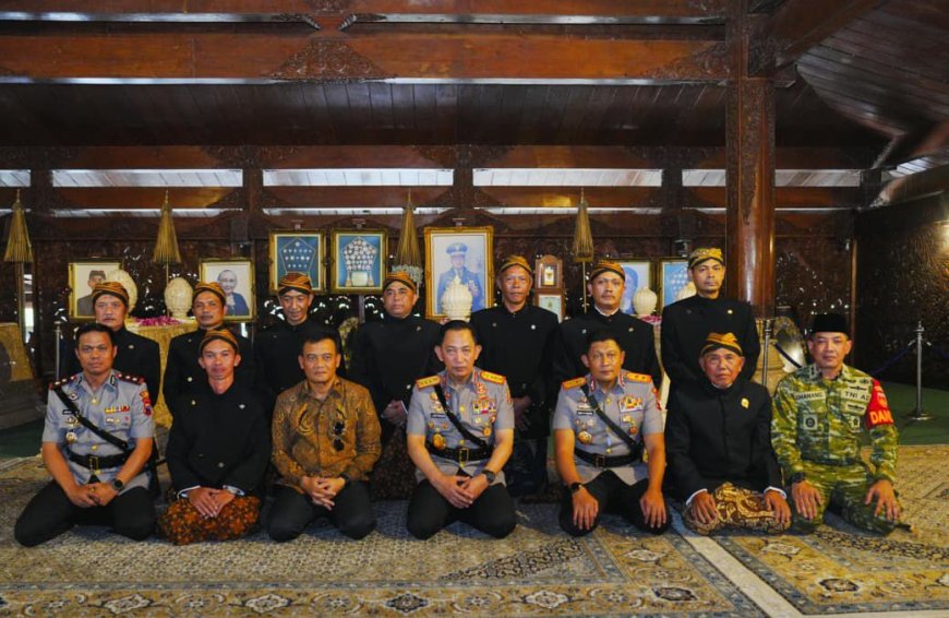 Usai Soekarno dan Gus Dur, Kapolri Ziarah-Tabur Bunga ke Makam Soeharto 